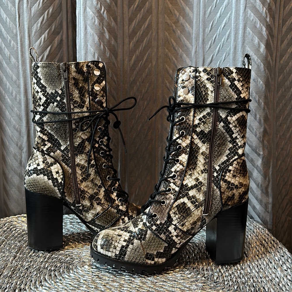 Like new Dolce Vita Ayleen snakeskin lace up zip up boots size 9.5 snake skin - Picture 7 of 15